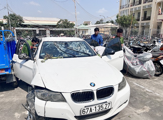 Chiếc xe BMW được trục vớt sau vụ tai nạn