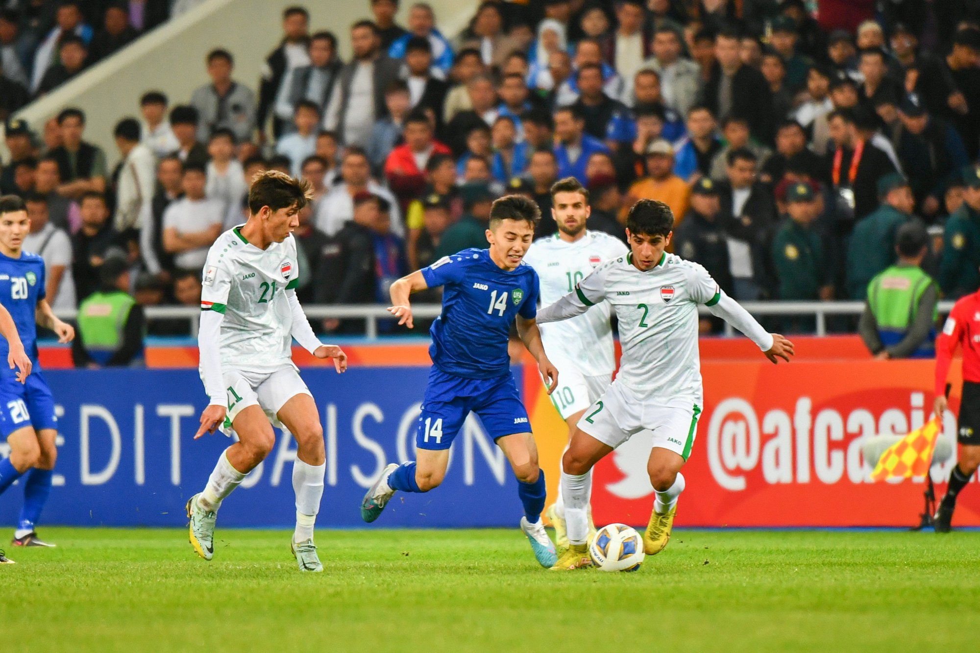 Các cầu thủ U20 Uzbekistan áp đảo các cầu thủ U20 Iraq ở chung kết U20 Châu Á 
