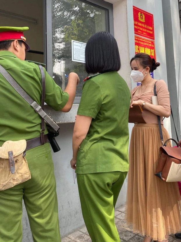 Hình ảnh được cho là Vy Oanh đến đồn cảnh sát theo giấy triệu tập
