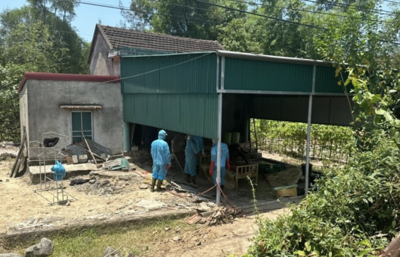Hai mẹ con tử vong tại nhà riêng ở xã Cẩm Dương (huyện Cẩm Xuyên). Thi thể của 2 người đang trong tình trạng đã phân hủy