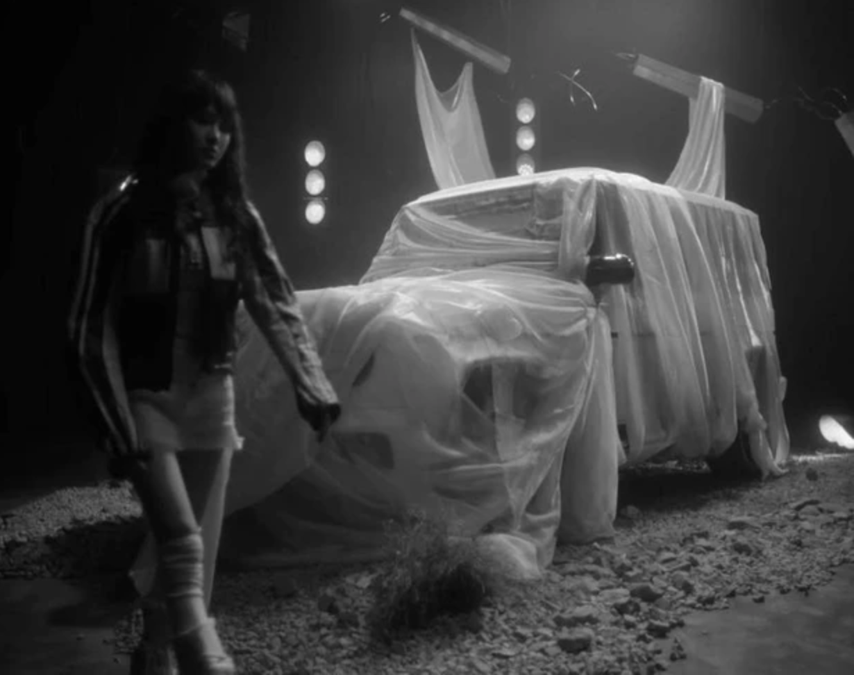 Hình ảnh chiếc xe G63 xuất hiện trong phân cảnh cuối MV mà Hiền Hồ mới cho ra mắt