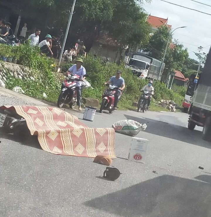 Hiện trường vụ tai nạn giao thông trên tỉnh lộ 190, qua địa phận xóm 6, xã Nghĩa Sơn (huyệnNghĩa Hưng) khiến người đàn ông điều khiển xe máy tử vong tại chỗ
