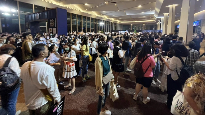 Hàng trăm người bên trong trung tâm thương mại Siam Paragon