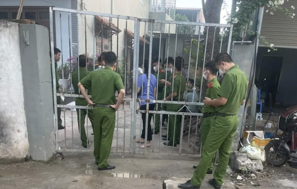 Lực lượng chức năng tiến hành khám nghiệm hiện trường nơi phát hiện thi thể nạn nhân tại nhà riêng ở thôn Tân Lợi, phường Tiền Châu (TP Phúc Yên)