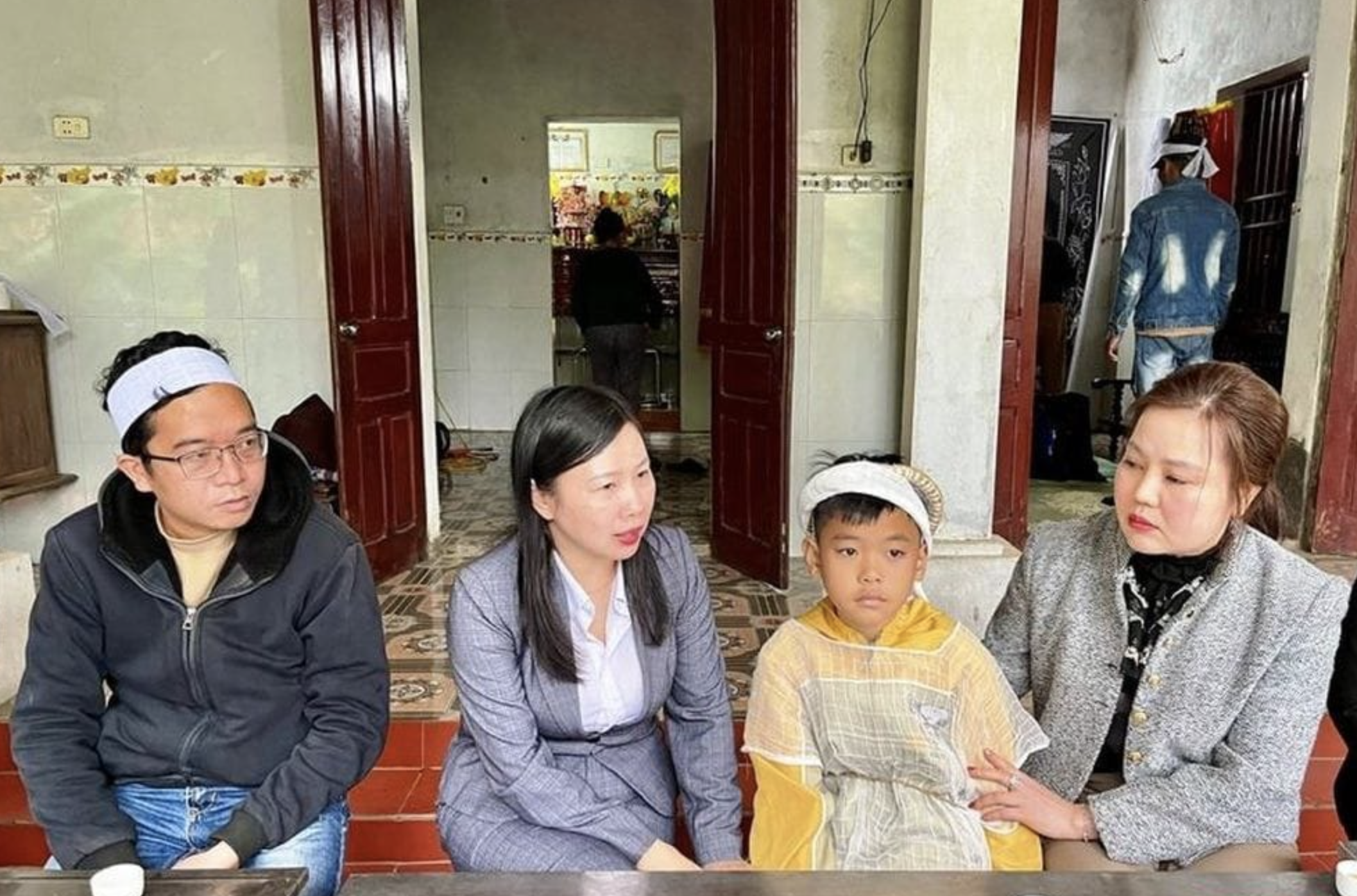 Ủy ban MTTQ tỉnh và đại diện lãnh đạo Hội LHPN tỉnh, huyện Vĩnh Lộc đã đến thăm hỏi gia đình có hai vợ chồng bị tử vong do đuối nước; đồng thời trao tiền hỗ trợ của tỉnh cho gia đình để lo hậu sự