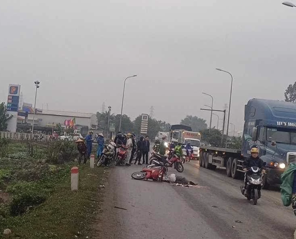 Hiện trường vụ tai nạn giữa xe máy và xe đầu kéo xảy ra trên quốc lộ 10, huyện An Dương