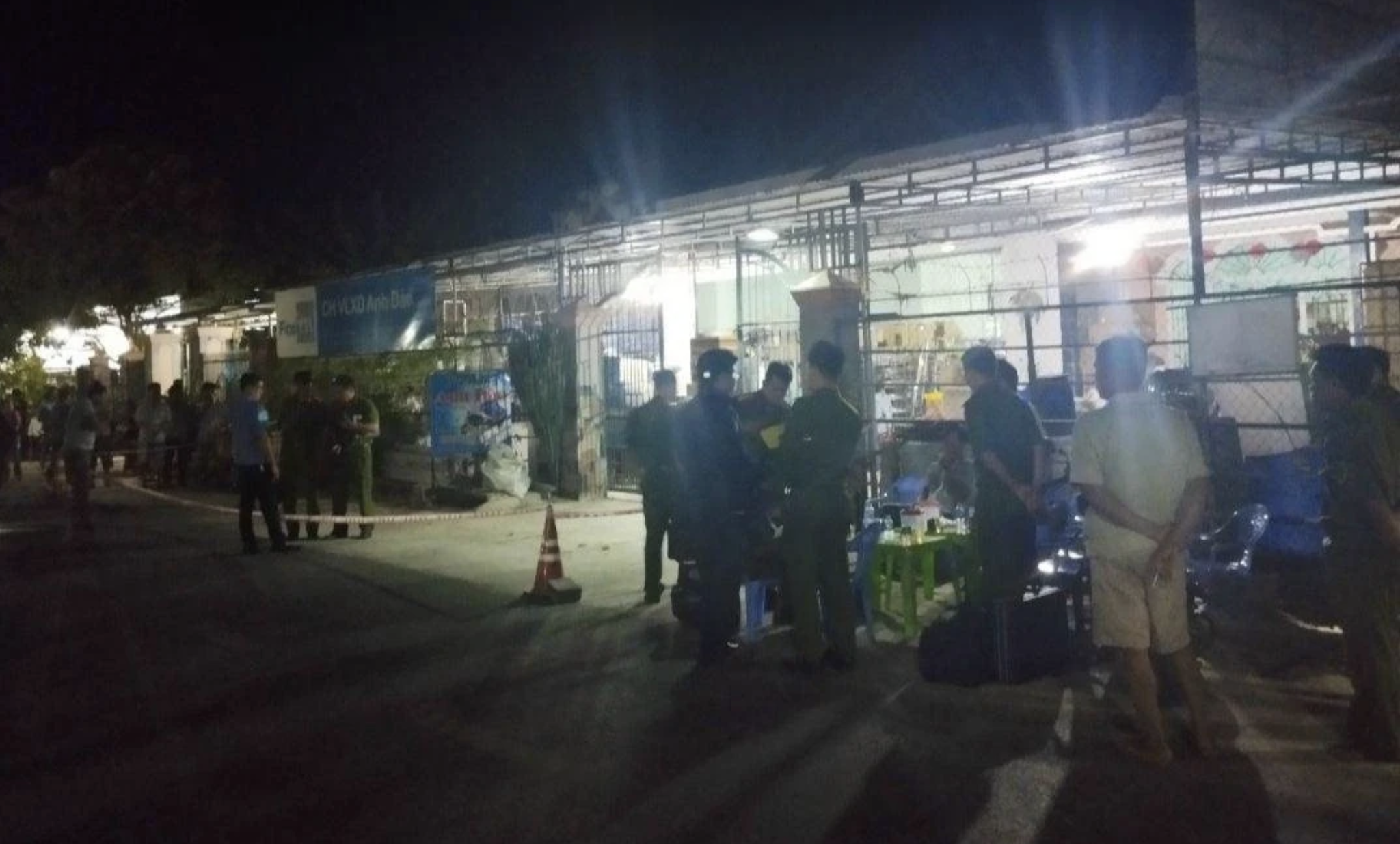 Lực lượng chức năng tiến hành khám nghiệm hiện trường vụ tranh chấp đất đai khiến 1 người tử vong ở huyện Tánh Linh tỉnh Bình Thuận