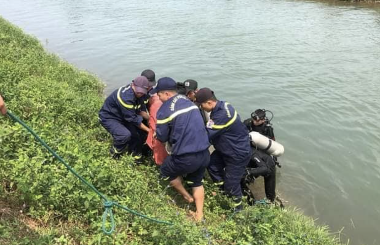 Phòng Cảnh sát PCCC và CNCH Công an tỉnh Quảng Trị trục vớt thi thể nam sinh 15 tuổi bị đuối nước khi đi câu cá tại khu vực đê thuỷ lợi