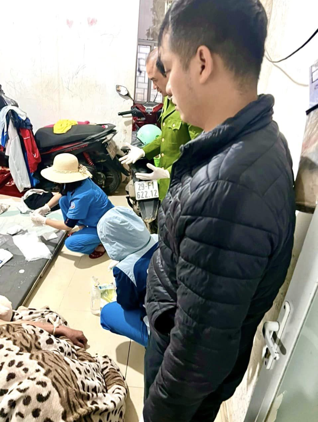 Công an phường Quảng An cùng nhân viên y tế có mặt tại hiện trường sơ cứu cầm máu và hỗ trợ nạn nhân đi cấp cứu 