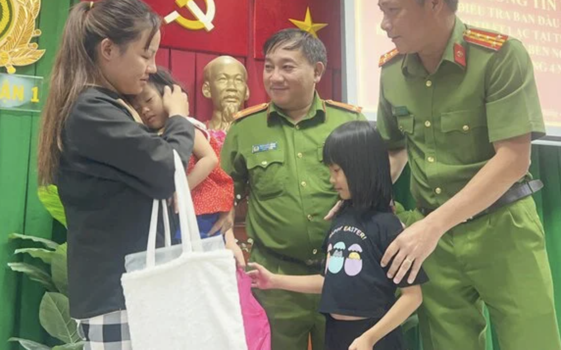 Lực lượng chức năng bàn giao các cháu bé cho Chị Nguyễn Thị Chi (SN 1997; ở phường Tân Hưng, quận 7) 