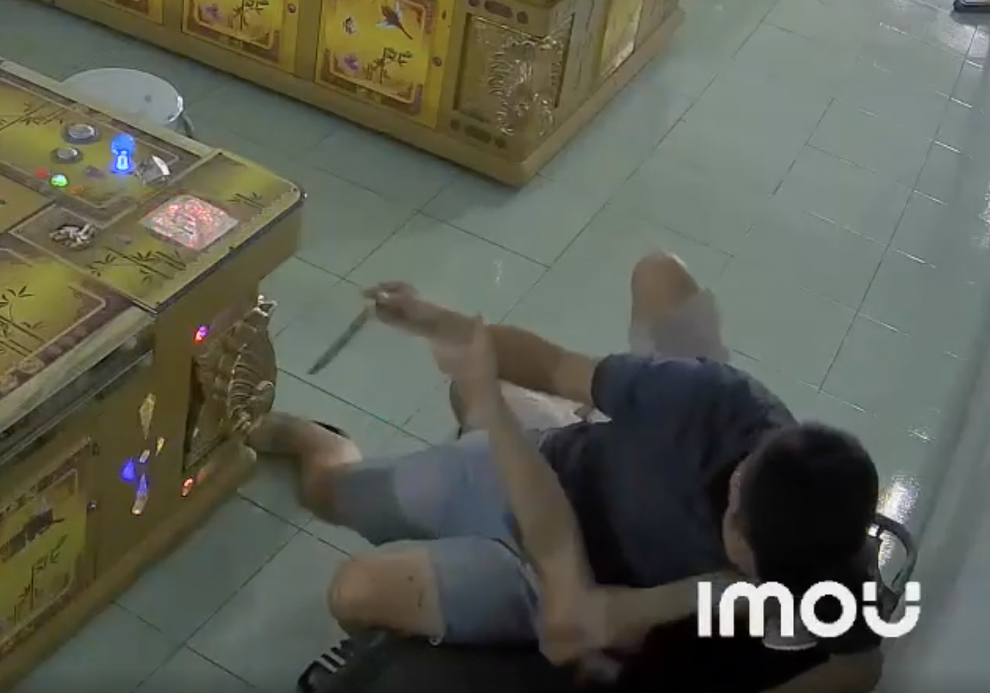 Nam thanh niên dùng dao tấn công quản lý tiệm game cướp tiền