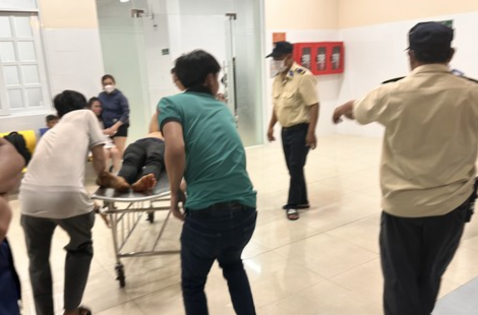 Hai nạn nhân được chuyển vào Bệnh viện Đa khoa tỉnh Bình Thuận cấp cứu trong tình trạng bị thương nghiêm trọng