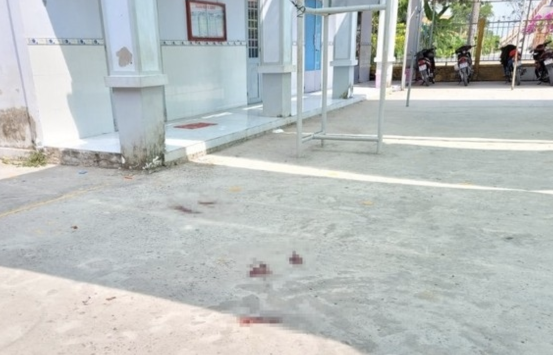 Sân Trường Tiểu học Phương Bình 2 (Hậu Giang) vẫn còn nhiều vết máu (ảnh chụp vào chiều ngày 12/4)