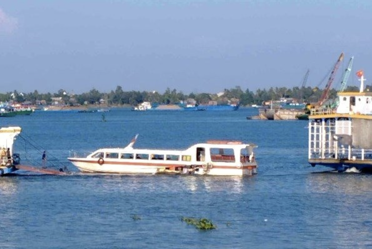 Hiện trường vụ va chạm giữa tàu chở khách du lịch và phà chở khách sang sông trên thủy phận sông Tiền (ấp 1, xã Vĩnh Xương, thị xã Tân Châu, An Giang) 