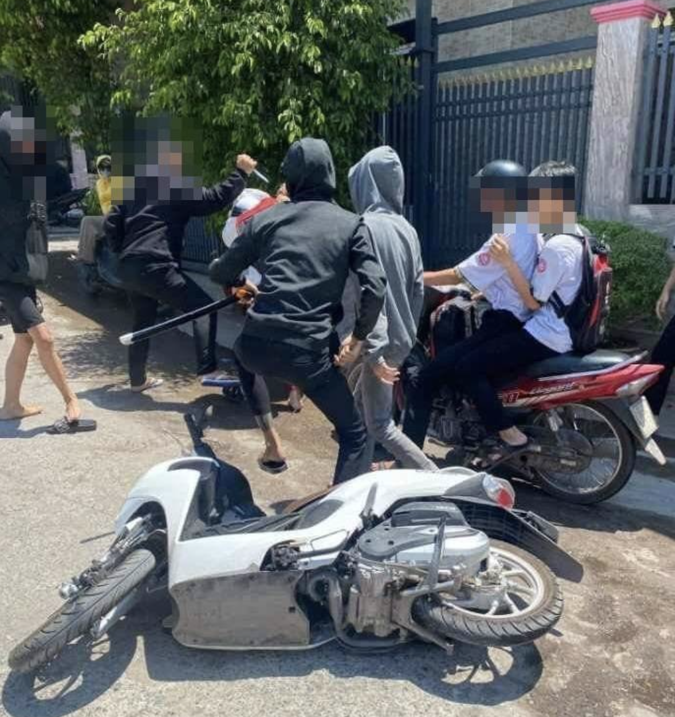 Nam học sinh lớp 11 bị nhóm đối tượng dùng hung khí tấn công trước cổng trường THPT Tân Hòa (TP Biên Hòa, tỉnh Đồng Nai)