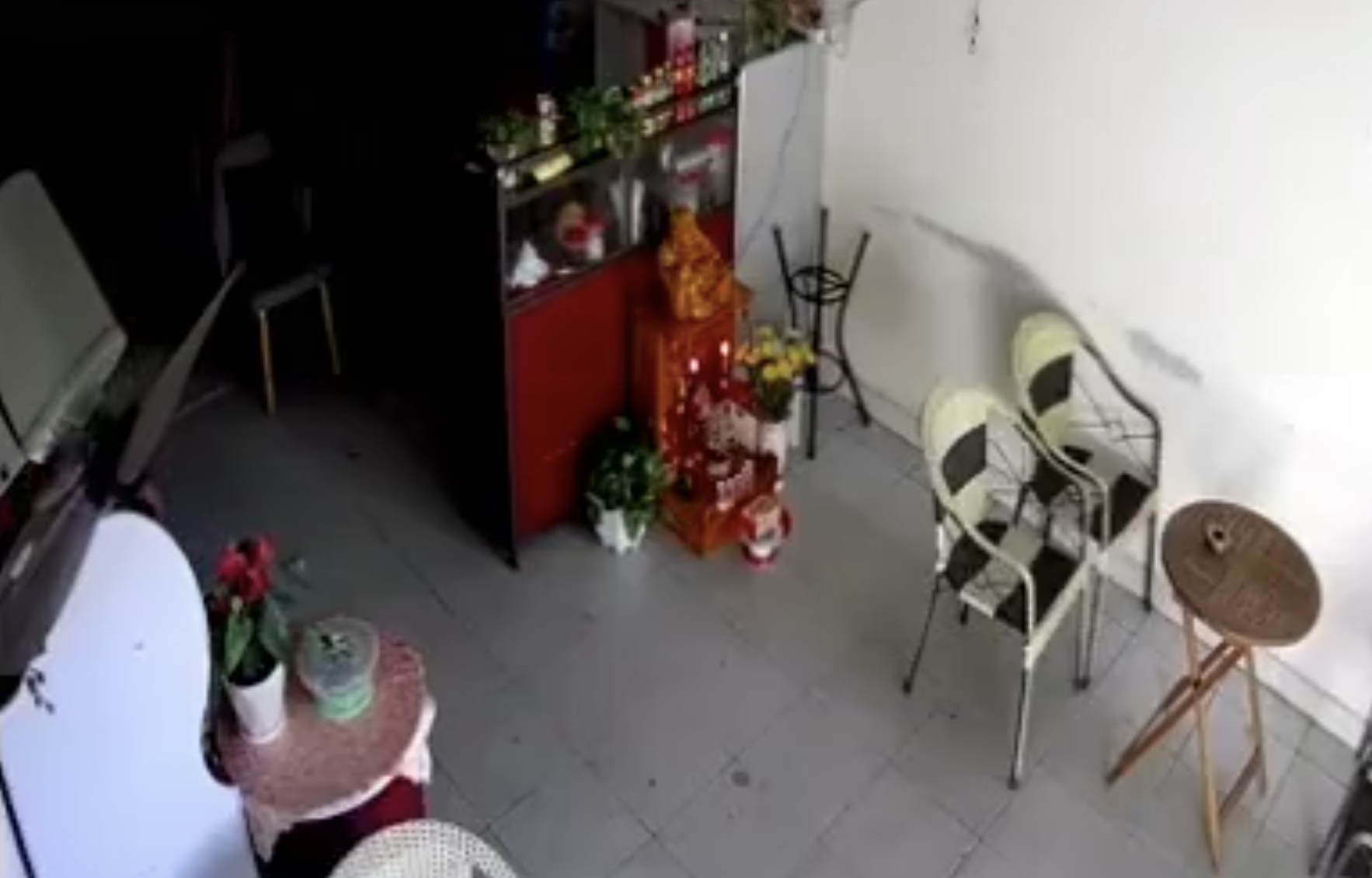 Hình ảnh camera tại quán cà phê ghi lại cảnh một người đàn ông mặc áo đỏ, quần ngắn sát hại nữ chủ quán